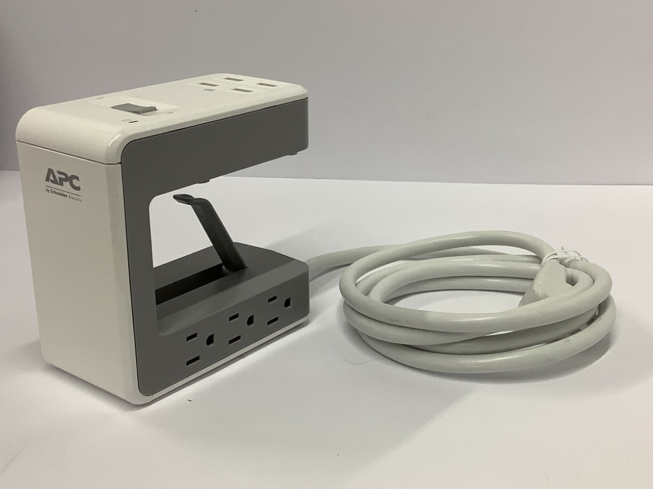 APC SurgeArrest Ess Multi-Use 6 Outlet Surge Protector White Desk Clip PE6U4W