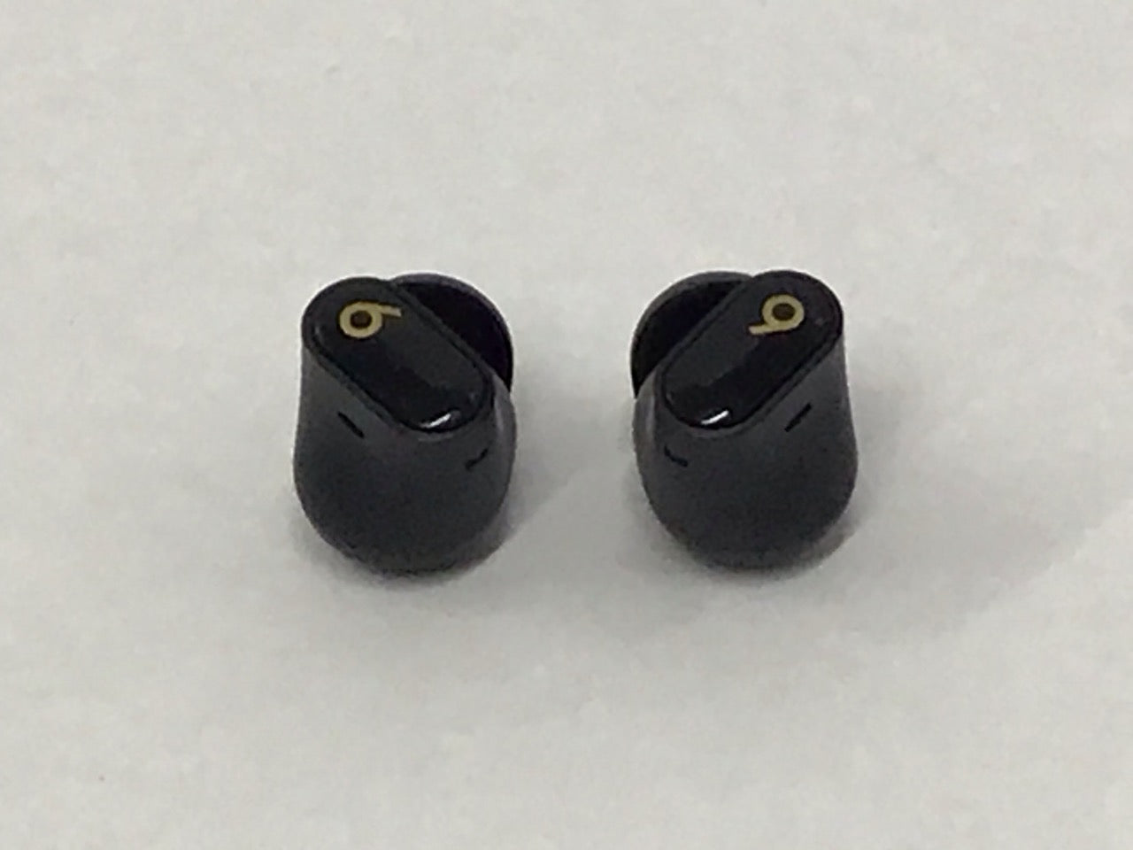 Beats Studio Buds   True Wireless Noise Cancelling Earbuds Black / Gold a2871